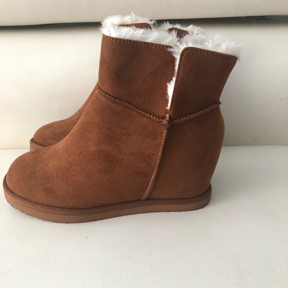 Warm Cozy Tan Suede Winter Boots-Brand New
Brand is BC- California